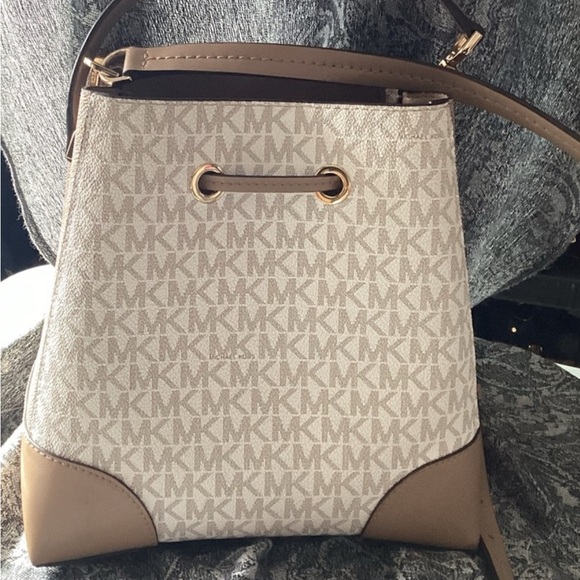 Michel Kors Signature Mercer Convertible Crossbody Bag - Picture 2 of 15